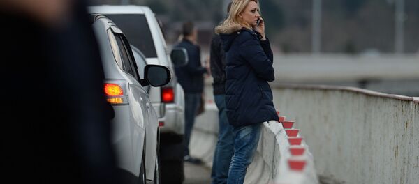 Ljudi posmatraju spasilačku akciju u Crnom moru, gde se srušio avion Tu-154 ruskog Ministarstva odbrane Ljudi posmatraju spasilačku akciju u Crnom moru, gde se srušio avion Tu-154 ruskog Ministarstva odbrane - Sputnik Srbija