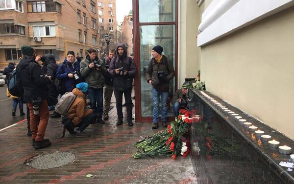 Cveće i sveće u znak sećanja na poginule ispred zgrade Akademskog ansambla pesme i igre ruske vojske „Aleksandrov“ u Moskvi. Avion Ministarstva odbrane Rusije Tu-154 u kome su se nalazili članovi ansambla srušio se nakon poletanja iz Sočija. - Sputnik Srbija