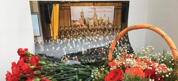 Cveće u znak sećanja na poginule u zgradi Akademskog ansambla pesme i igre ruske vojske „Aleksandrov“ u Moskvi. Avion Ministarstva odbrane Rusije Tu-154 u kome su se nalazili članovi ansambla srušio se nakon poletanja iz Sočija. Cveće u znak sećanja na poginule u zgradi Akademskog ansambla pesme i igre ruske vojske „Aleksandrov“ u Moskvi. Avion Ministarstva odbrane Rusije Tu-154 u kome su se nalazili članovi ansambla srušio se nakon poletanja iz Sočija. - Sputnik Srbija