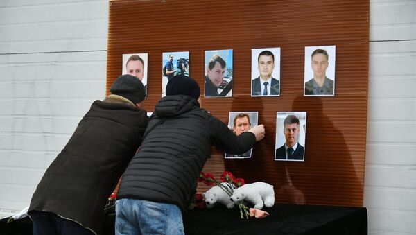 Postavljanje fotografija na obeležju u znak sećanja na novinare poginule u nesreći Tu-154 ruskog Ministarstva odbrane - Sputnik Srbija