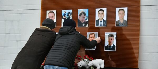 Postavljanje fotografija na obeležju u znak sećanja na novinare poginule u nesreći Tu-154 ruskog Ministarstva odbrane - Sputnik Srbija