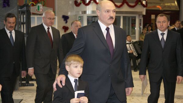 Beloruski predsednik Aleksandar Lukašenko sa svojim sinom Nikolajem - Sputnik Srbija