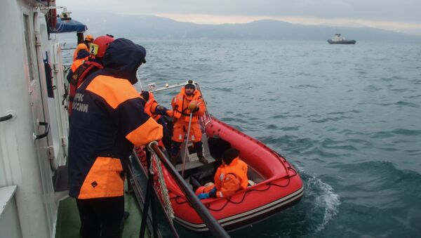 Spasioci u potrazi za telima poginulih u padu aviona Tu-154 u Crnom moru. - Sputnik Srbija