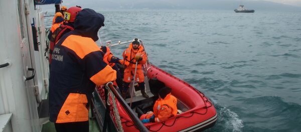 Spasioci u potrazi za telima poginulih u padu aviona Tu-154 u Crnom moru. Spasioci u potrazi za telima poginulih u padu aviona Tu-154 u Crnom moru. - Sputnik Srbija