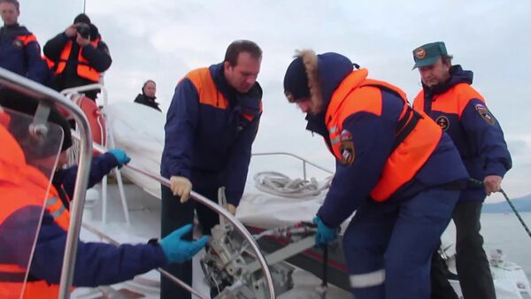 Спасиоци у потрази за телима погинулих у паду авиона Ту-154 у Црном мору. - Sputnik Србија