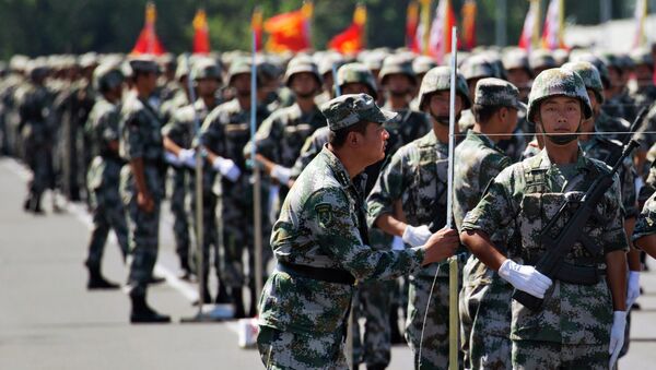 Kineski vojnik namešta trupe tokom vežbe za vojnu paradu u Pekingu - Sputnik Srbija