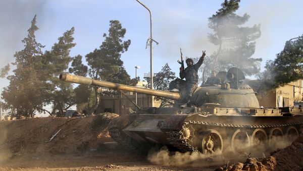 Pripadnik sirijske vojske sedi na tenku u sirijskoj provinciji Raka - Sputnik Srbija