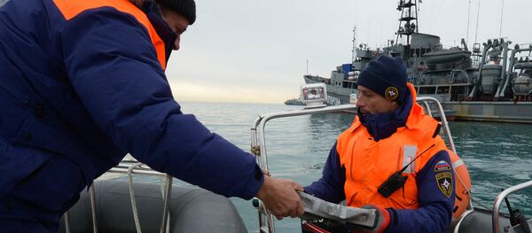 Спасилачке екипе извлаче делове авиона Ту-154 из мора - Sputnik Србија