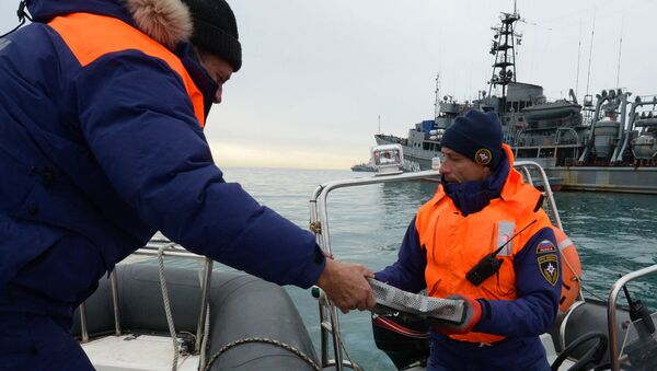 Спасилачке екипе извлаче делове авиона Ту-154 из мора - Sputnik Србија