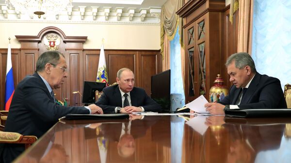 Radni sastanak ministra spoljnih poslova Rusije Sergeja Lavrova, predsednika Rusije Vladimira Putina i ministra odbrane Sergeja Šojgua u Moskvi - Sputnik Srbija