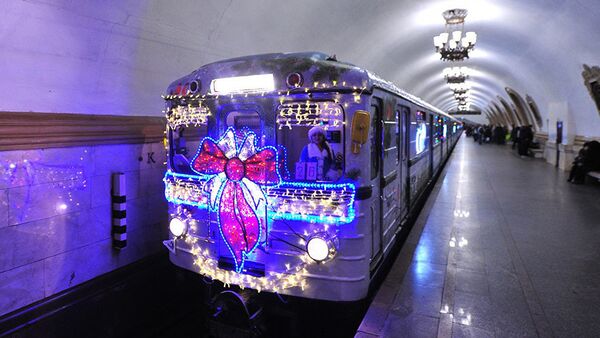 Воз у московском метроу украшен за прославу Нове године - Sputnik Србија