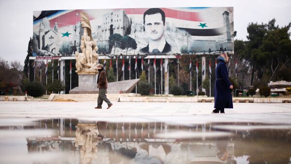 Људи пролазе поред билборда са ликом сиријског председника Башара Асада у Алепу - Sputnik Србија