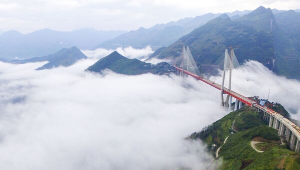 Pogled na most Bipanđijang u jugozapadnoj kineskoj provinciji Guižu - Sputnik Srbija