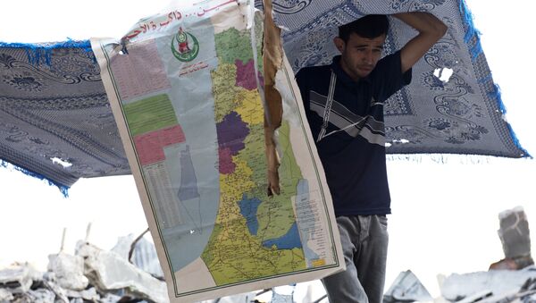 Palestinac na ruševinama svoje kuće i Gazi - Sputnik Srbija