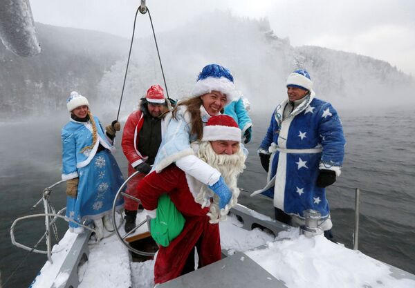 Deda Mrazove pomoćnice širom sveta - Sputnik Srbija