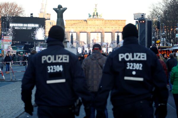 Немачка полиција патролира испред Бранденбуршке капије - Sputnik Србија