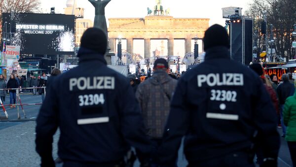 Немачка полиција патролира испред Бранденбуршке капије - Sputnik Србија