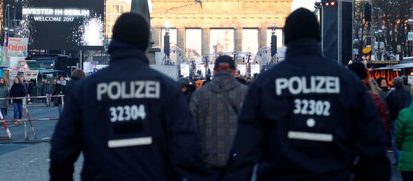 Nemačka policija patrolira ispred Brandenburške kapije Nemačka policija patrolira ispred Brandenburške kapije - Sputnik Srbija