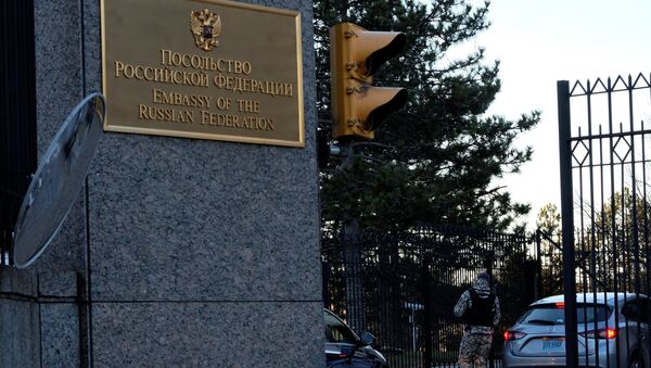 Улаз у зграду Амбасаде Русије у Вашингтону - Sputnik Србија
