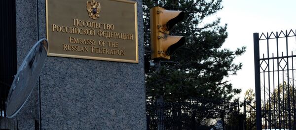 Улаз у зграду Амбасаде Русије у Вашингтону - Sputnik Србија
