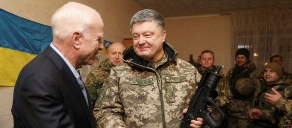 Ukrajinski predsednik Petro Porošenko i senator Džon Mekejn - Sputnik Srbija