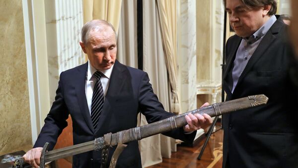 Руски председник Владимир Путин са мачем кнеза Владимира из филма Викинг - Sputnik Србија