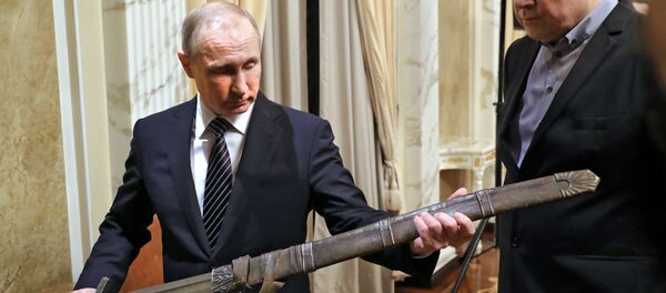 Ruski predsednik Vladimir Putin sa mačem kneza Vladimira iz filma Viking - Sputnik Srbija