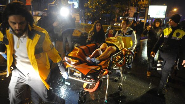 Хитна помоћ на месту оружаног напада у Истанбулу у новогодишњој ноћи - Sputnik Србија