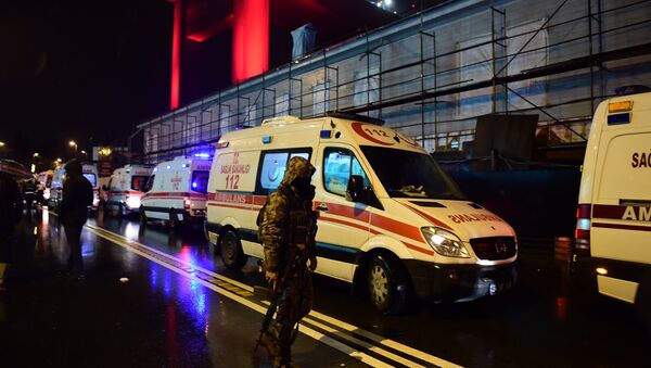 Хитна помоћ на месту оружаног напада у Истанбулу у новогодишњој ноћи - Sputnik Србија
