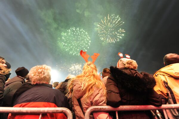 Beograđani i gosti prestonice dočekali Novu godinu uz Bajagu i instruktore i veličanstveni vatromet ispred Skupštine Srbije. Beograđani i gosti prestonice dočekali Novu godinu uz Bajagu i instruktore i veličanstveni vatromet ispred Skupštine Srbije. - Sputnik Srbija