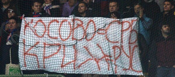Навијачи у Русији са транспарентом Косово је Србија, Крим је Русија - Sputnik Србија