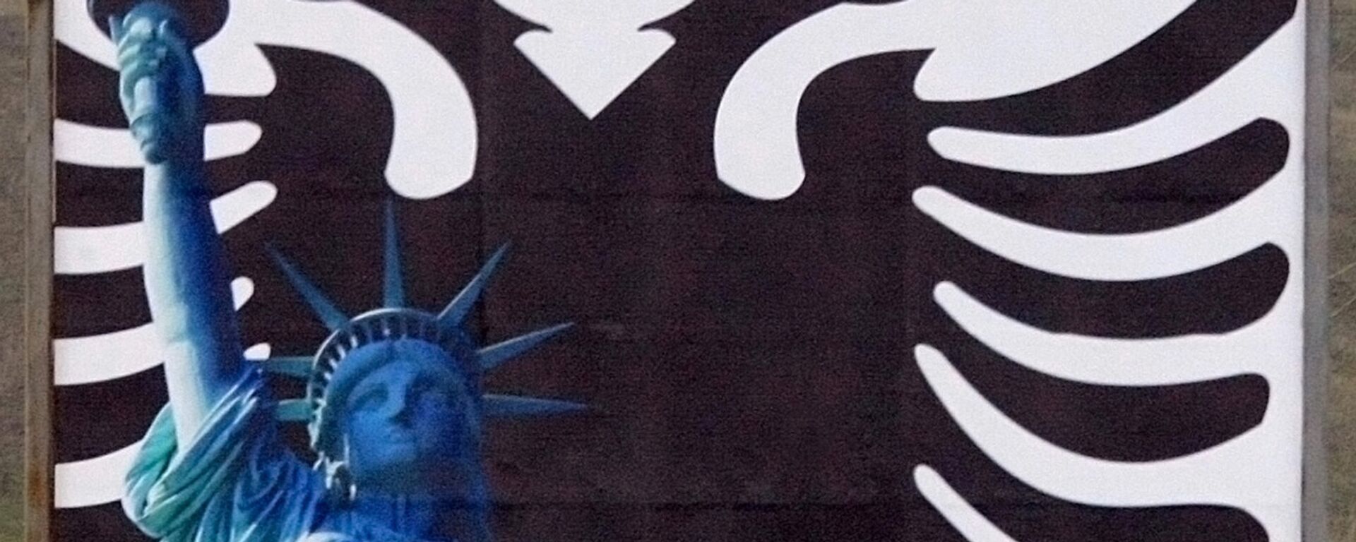 Билборд на КиМ са симболима Албаније и Америке - Sputnik Србија, 1920, 16.06.2025