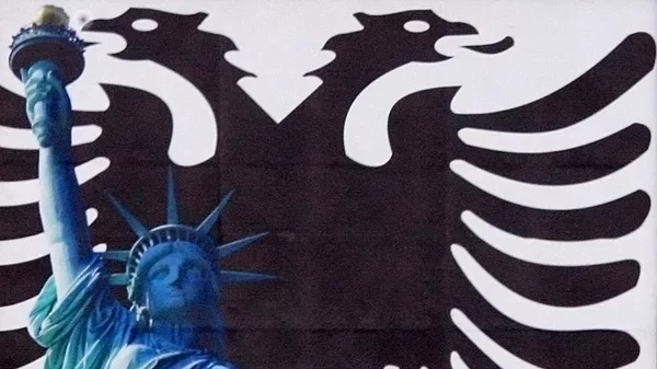 Bilbord na KiM sa simbolima Albanije i Amerike - Sputnik Srbija