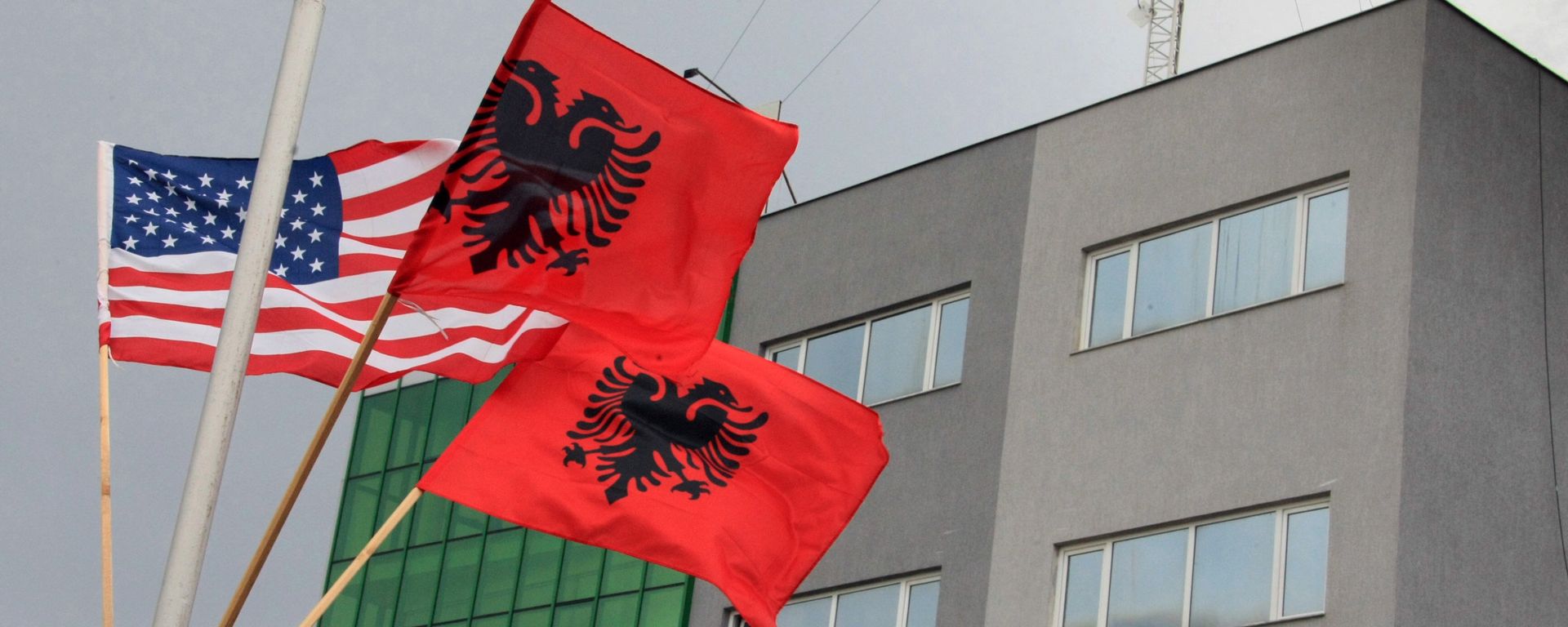 Zastave SAD i Albanije na KiM - Sputnik Srbija, 1920, 06.11.2021