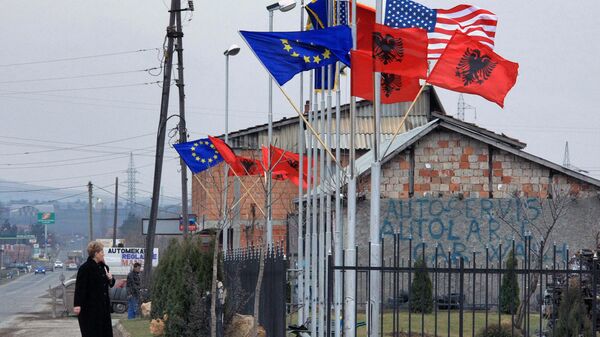 Zastave SAD i Albanije na kući na KiM Zastave SAD i Albanije na kući na KiM - Sputnik Srbija