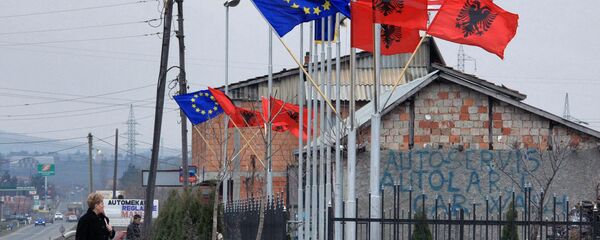 Zastave SAD i Albanije na kući na KiM Zastave SAD i Albanije na kući na KiM - Sputnik Srbija