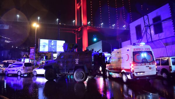 Specijalne policijske jedinice i ambulantna kola na mestu terorističkog napada. - Sputnik Srbija