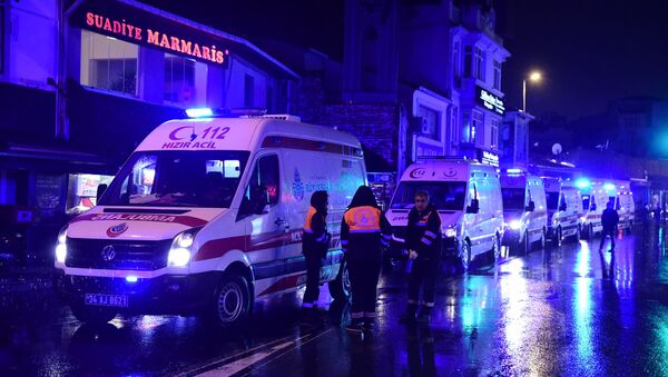 Ambulantna kola ispred mesta terorističkog napada u Istanbulu. - Sputnik Srbija