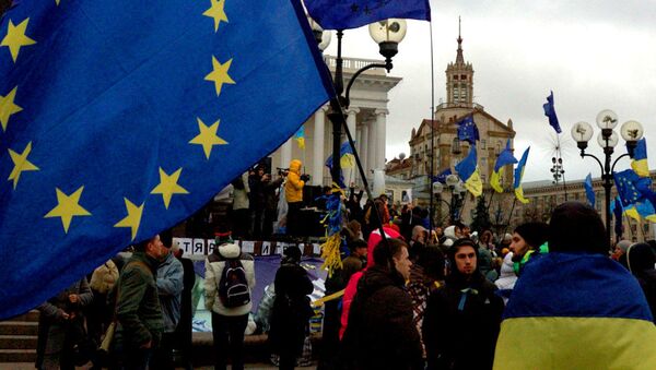 Грађани носе заставе Украјине и ЕУ на Мајдану у Кијеву - Sputnik Србија
