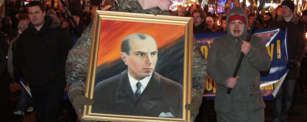 Националисти носе бакље и заставе на обележавању рођендана Степана Бандере Националисти носе бакље и заставе на обележавању рођендана Степана Бандере - Sputnik Србија