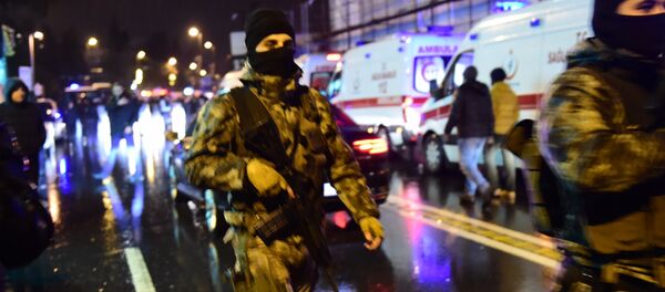 Припадници специјалних снага полиције и амбулантна кола на месту напада у Истамбулу Припадници специјалних снага полиције и амбулантна кола на месту напада у Истамбулу - Sputnik Србија