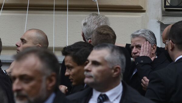 Немачки председник Јоахим Гаук након што је погођен јајетом у главу током говора председника Чешке Милоша Земана - Sputnik Србија