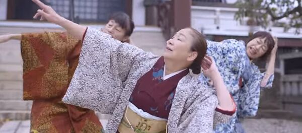 Јапанке у кимону плешу уз песму Бруна Марса Јапанке у кимону плешу уз песму Бруна Марса - Sputnik Србија