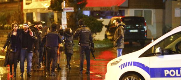 Припадници полиције обезбеђују област у близини ноћног клуба у Истанбулу - Sputnik Србија