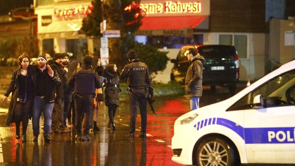 Припадници полиције обезбеђују област у близини ноћног клуба у Истанбулу - Sputnik Србија