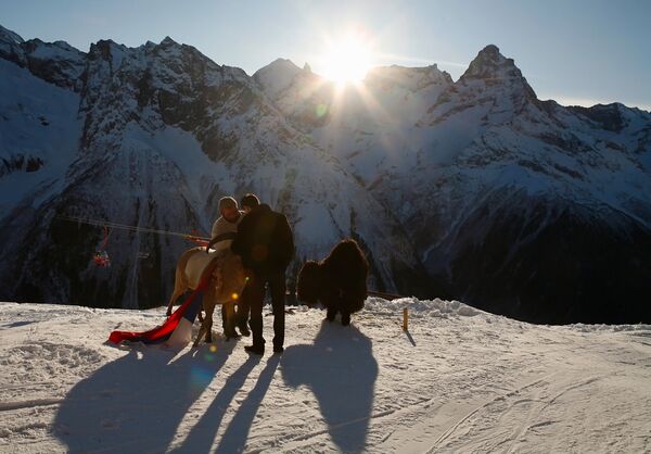 Туристи у зимском одмаралишту Домбаи - Sputnik Србија