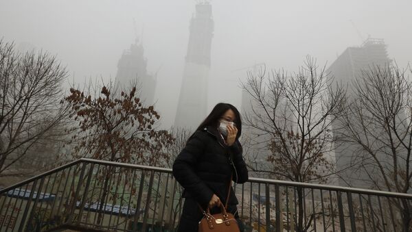 Žena nosi masku kako bi se zaštitila od zagađenja u Pekingu - Sputnik Srbija