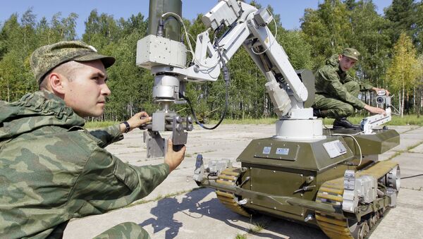 Vojnici koriste izviđačku opremu na daljinsko upravljanje tokom vojne vežbe - Sputnik Srbija