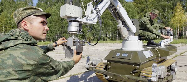 Војници користе извиђачку опрему на даљинско управљање током војне вежбе - Sputnik Србија