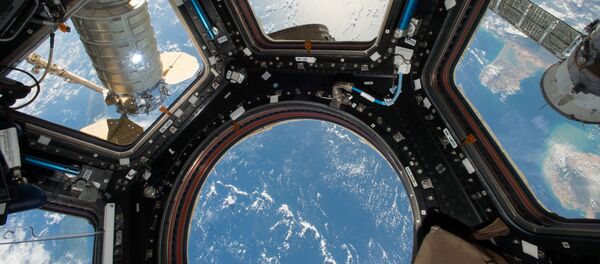 Космический корабль Cygnus из окна модуля МКС - Sputnik Србија